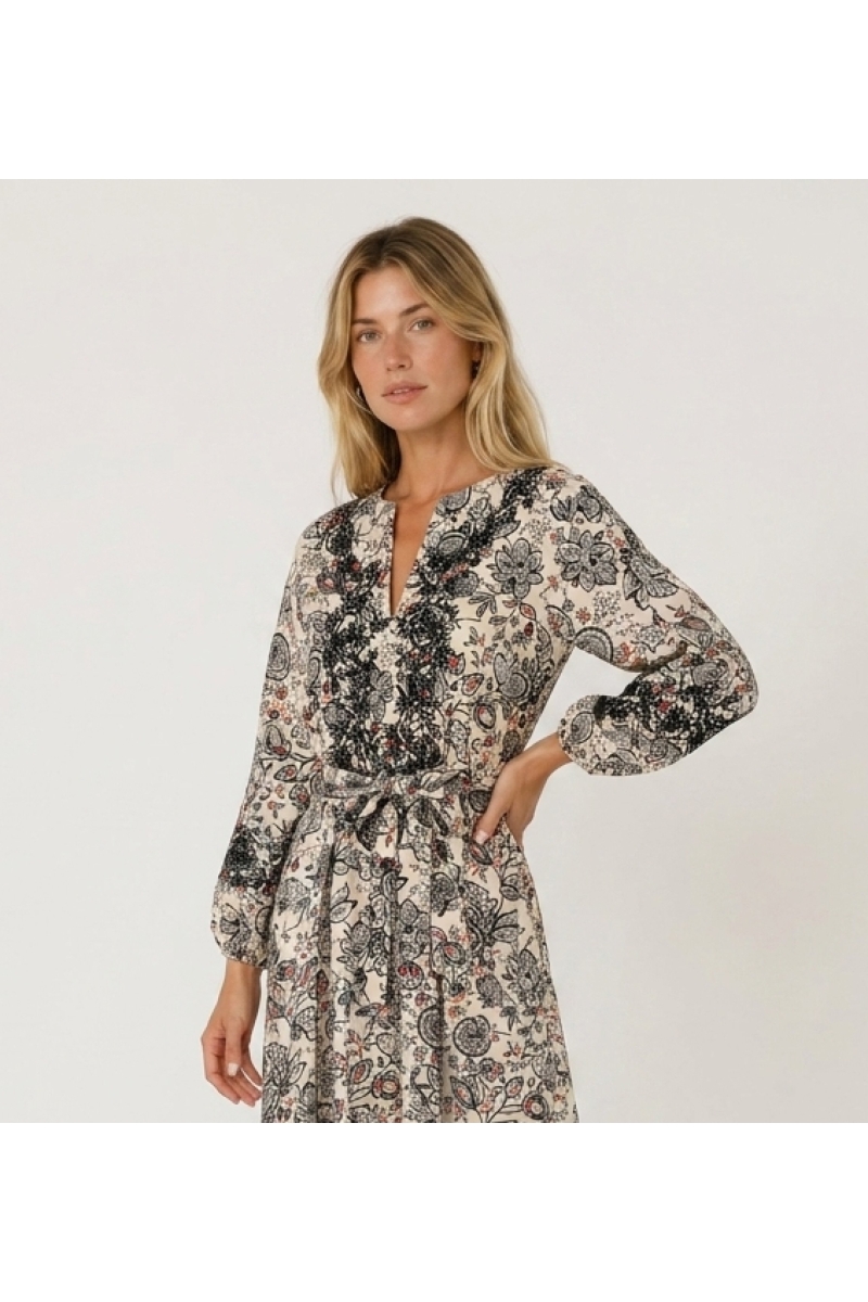 Vestido midi creme com estampa floral preta e vermelha, decote em V, mangas balão 3/4, cintura de amarrar, vista lateral.