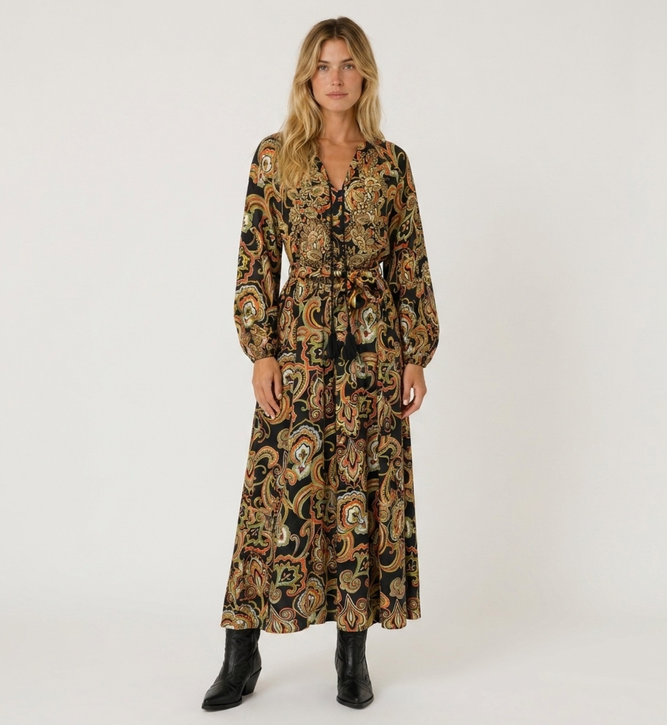 Vista frontal de vestido longo preto manga comprida, decote V, estampa paisley colorida e cintura amarrada.