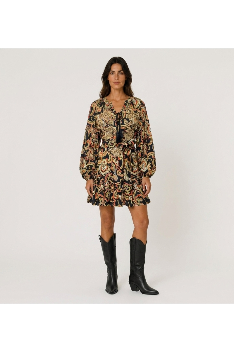 Vestido mini preto manga longa, estampa paisley colorida, decote com laço e borlas, cintura marcada e bainha com babados, vista 