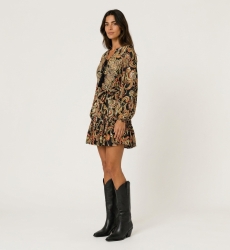 Minivestido preto de manga comprida com estampa paisley colorida, decote de amarrar, cintura marcada e barra com babados, vista 