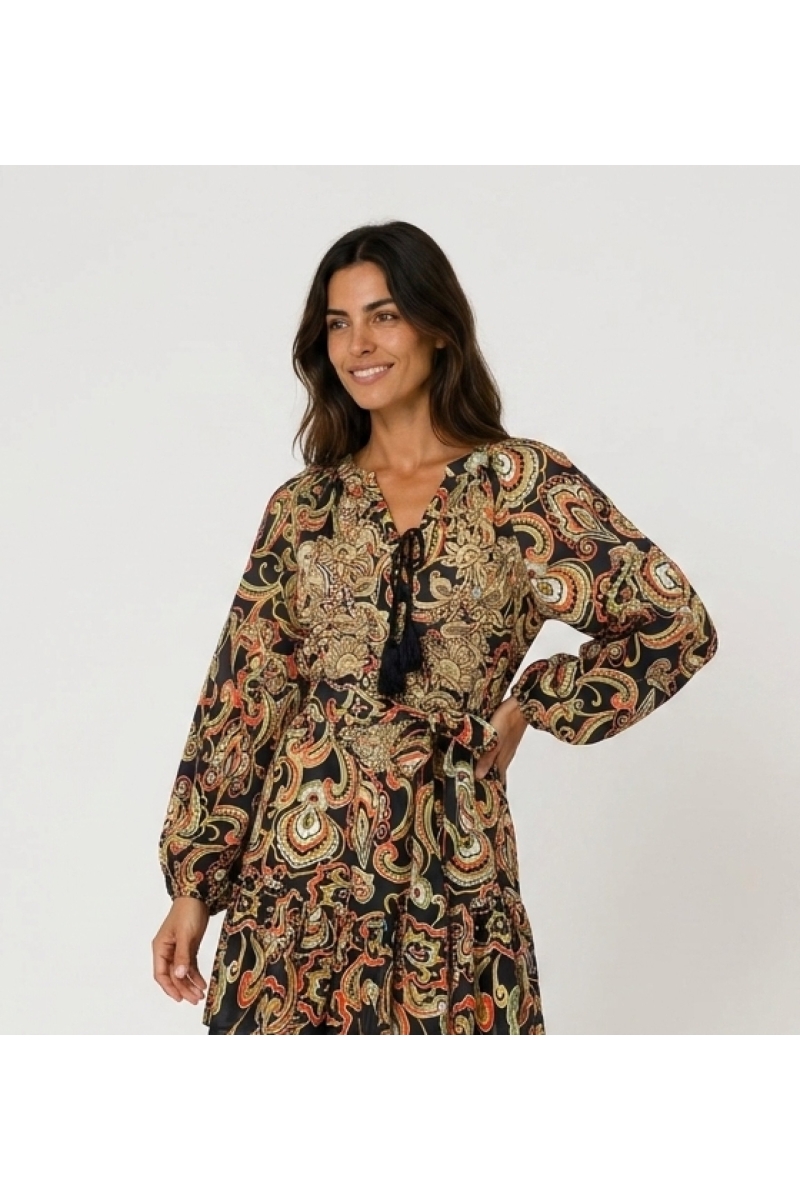 Minivestido preto de manga comprida com estampa paisley colorida, decote de amarrar com borlas, cintura marcada e barra com folh