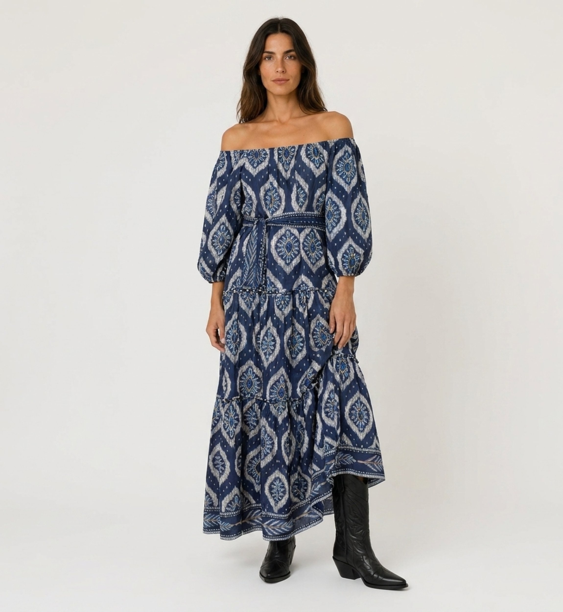 Vestido largo azul marino con estampado ikat blanco/azul claro, escote bardot, volantes, mangas abullonadas y cinturón.