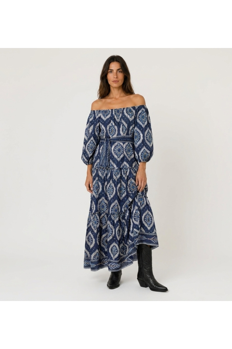 Vestido longo azul marinho ombro a ombro, estampa ikat branca/azul, camadas, mangas bufantes e cinto.