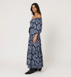 Vestido maxi azul marinho em camadas, ombros nus, padrões ikat brancos, mangas bufantes, cinto de amarrar.