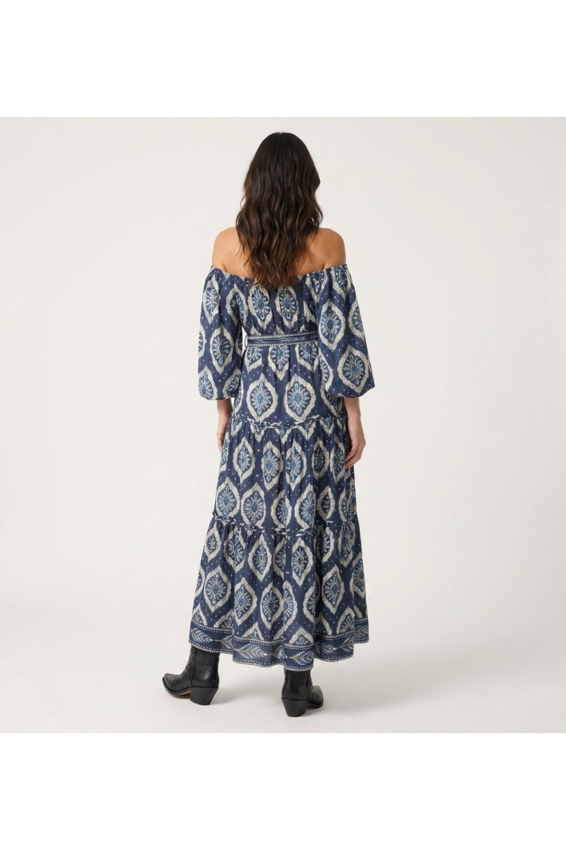 Vestido maxi azul marino escote bardot, volantes, estampado ikat blanco y azul claro, mangas abullonadas, cinturón lazo, vista t