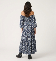 Vestido maxi azul marinho ombros à mostra, camadas, estampa ikat branca e azul, mangas bufantes, cinto amarrar, vista traseira.