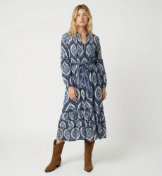 Vestido midi azul e branco estampa ikat, mangas longas bufantes, saia em camadas, cinto de amarrar.