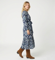 Vestido midi azul e branco estampado ikat, mangas longas bufantes, saia em camadas, cinto de amarrar, vista três quartos.