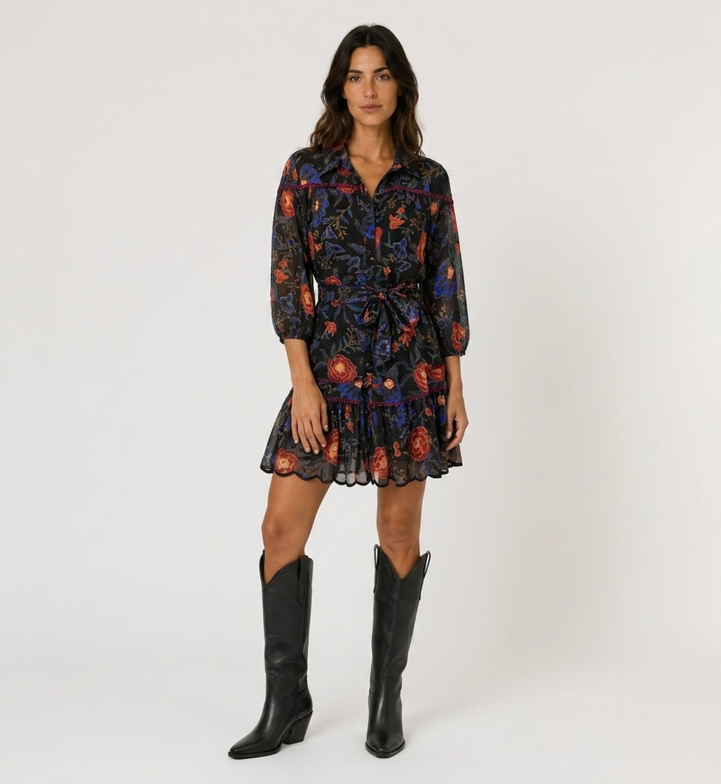 Minivestido preto floral com flores vermelhas e azuis, gola, mangas balão 3/4, cintura com laço, barra recortada.
