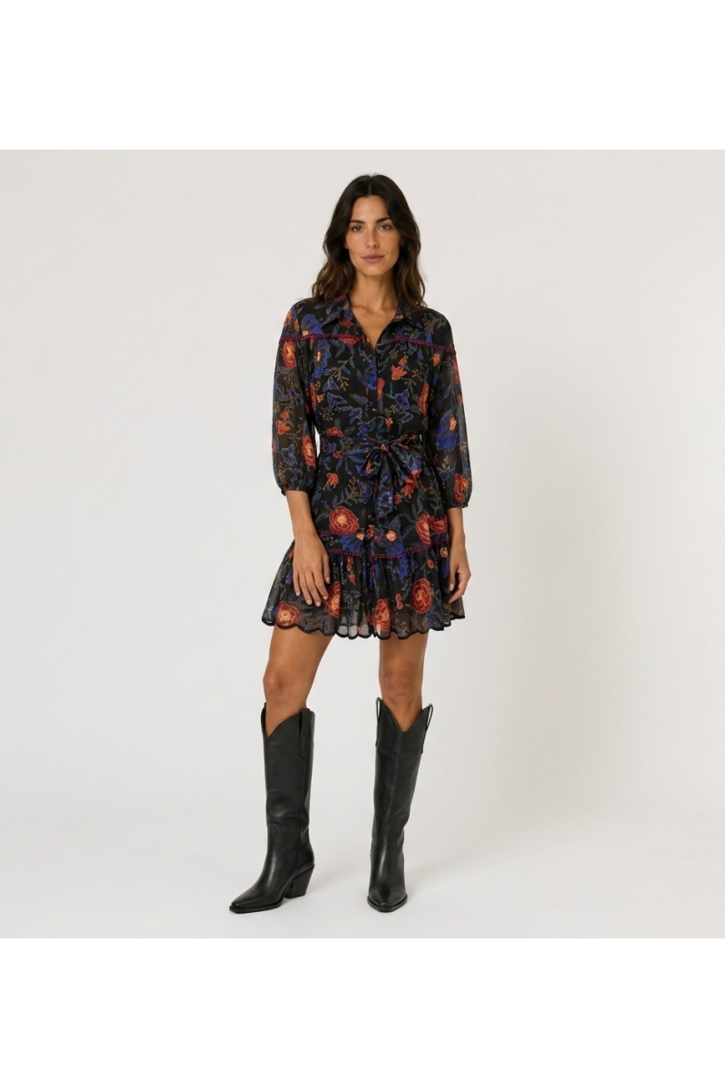 Minivestido preto floral com flores vermelhas e azuis, gola, mangas balão 3/4, cintura com laço, barra recortada.