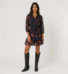 Minivestido negro floral con flores rojas y azules, cuello, mangas globo 3/4, cintura anudada, dobladillo festoneado.