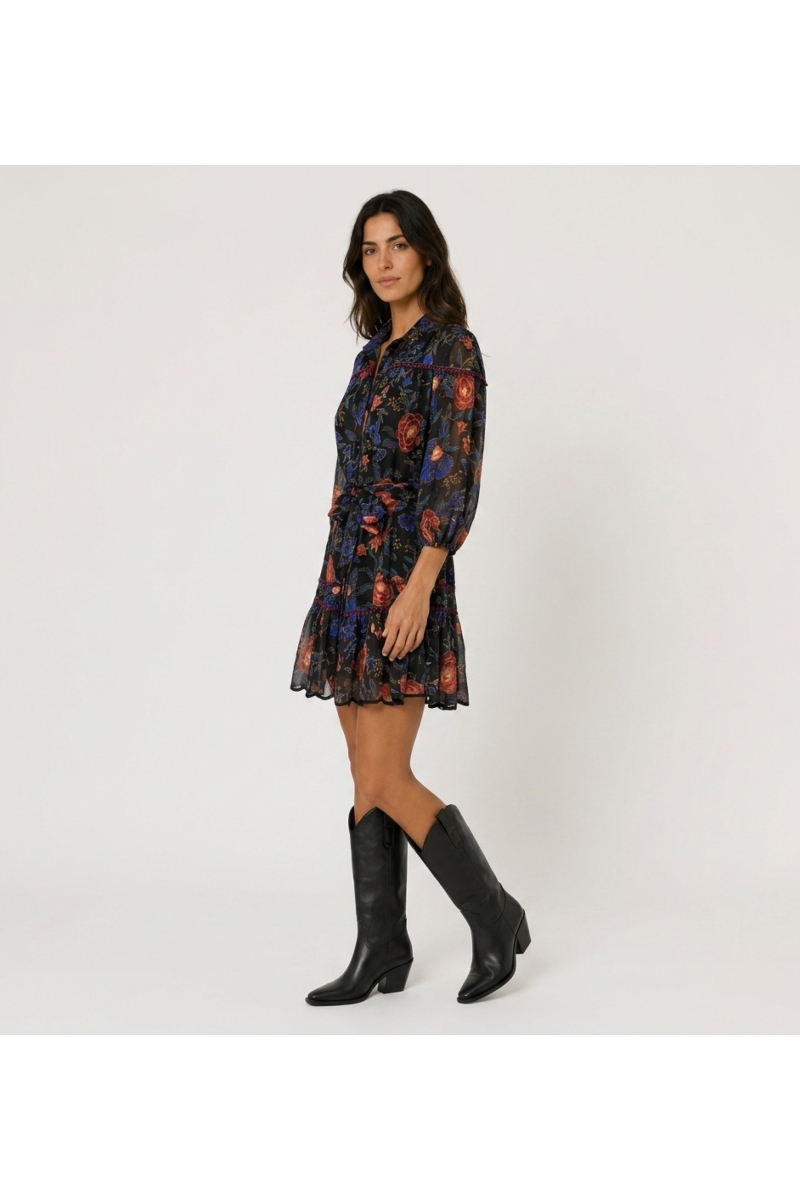 Minivestido preto floral com gola, mangas balão três quartos, estampa vermelha e azul, cintura amarrada, bainha festonada.