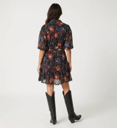 Minivestido negro cuello, estampado floral rojo azul, mangas globo 3/4, cintura anudada, bajo festoneado, vista trasera.