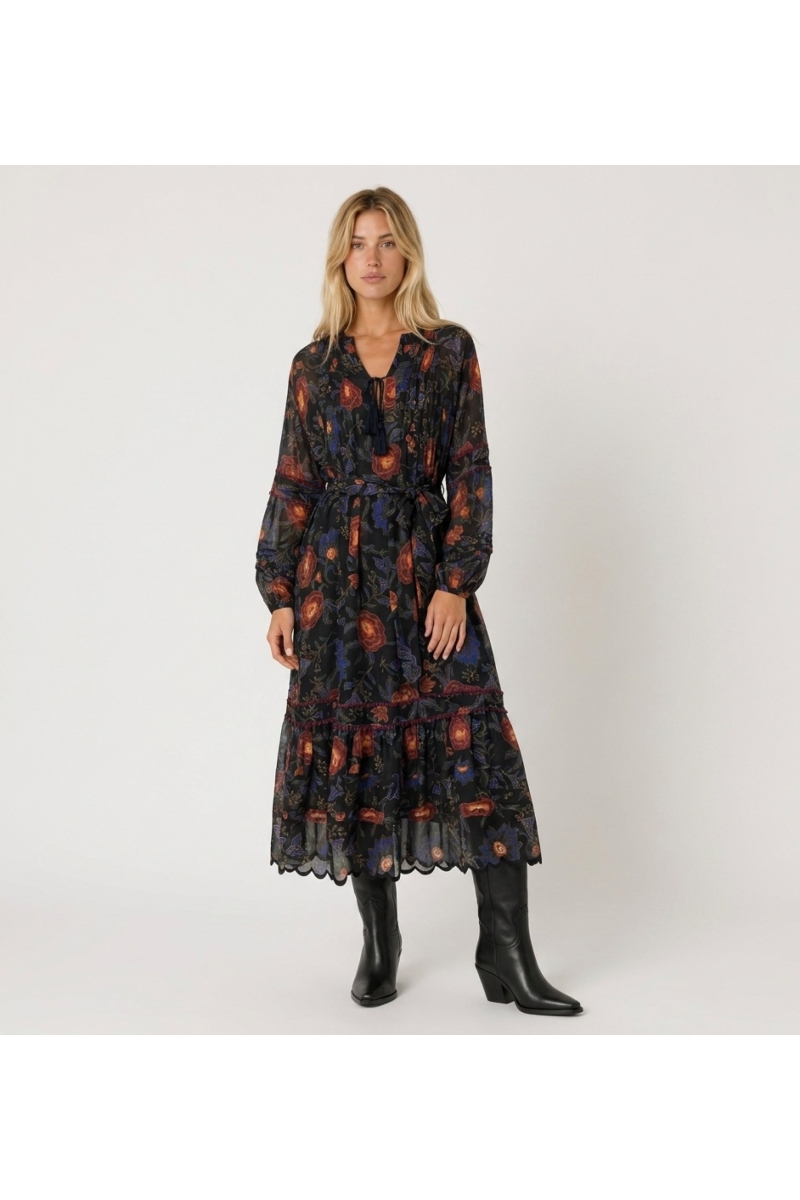 Vestido midi negro de manga larga con estampado floral rojo y azul, falda escalonada, cintura anudada, tela ligera.