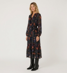 Vestido midi negro manga larga, estampado floral rojo y azul, falda escalonada, cintura anudada, tejido ligero semitransparente.