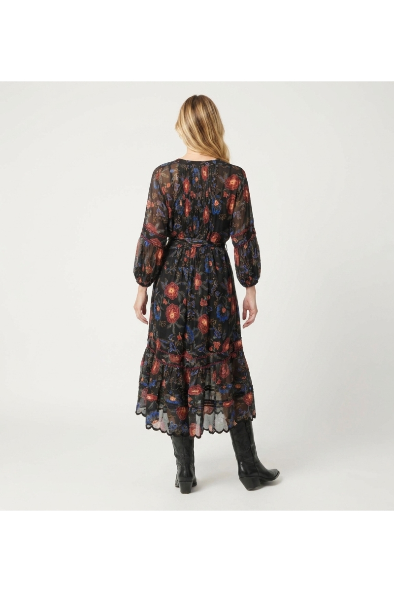 Vestido midi preto, manga longa, padrão floral vermelho e azul, saia em camadas, cintura com laço, tecido leve transparente, vis