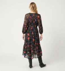 Vestido midi negro, manga larga, estampado floral rojo y azul, falda escalonada, cintura anudada, tejido ligero transparente, vi