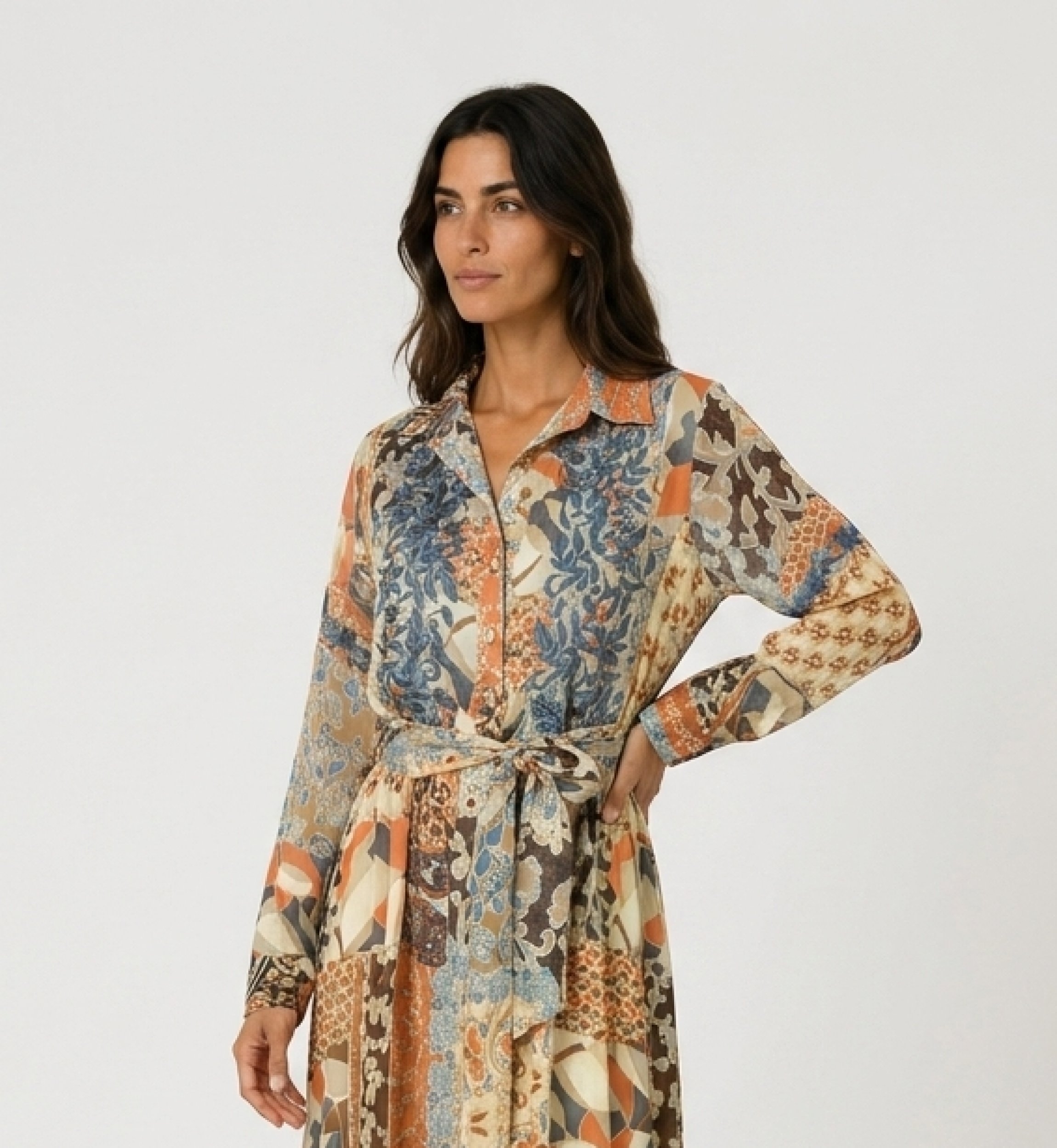 Vestido camisero maxi de manga larga, patchwork floral y geométrico azul, naranja, marrón. Tejido ligero, cintura anudada.