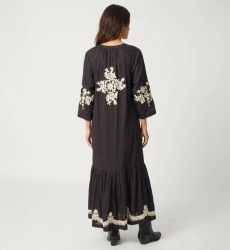 Vestido midi campesino negro, silueta holgada con bordado floral dorado en espalda, mangas y bajo. Vista trasera.
