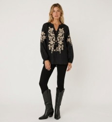 Blusa negra campesina de manga larga, cuello en V con lazo, bordado floral crema frontal, tejido lino.