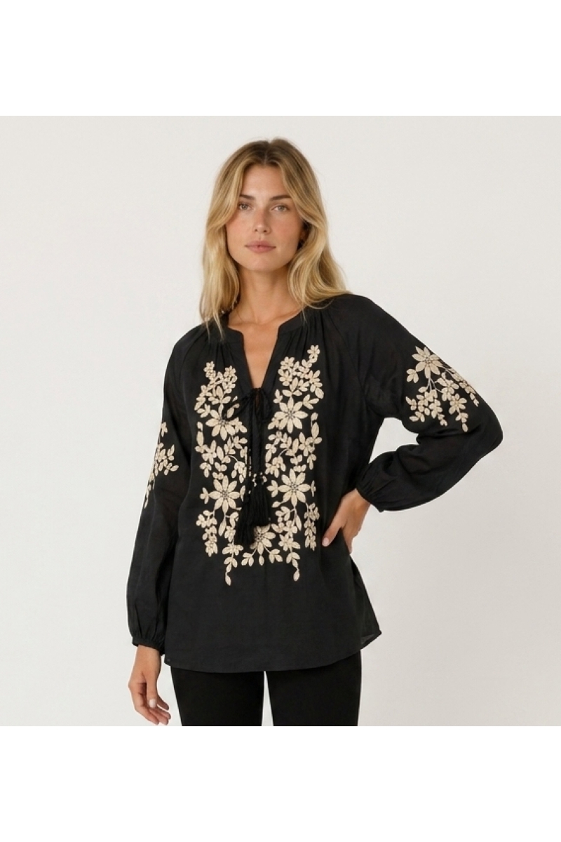 Blusa campesina negra de manga larga, cuello V con lazo, bordado floral crema, tejido efecto lino, vista lateral.