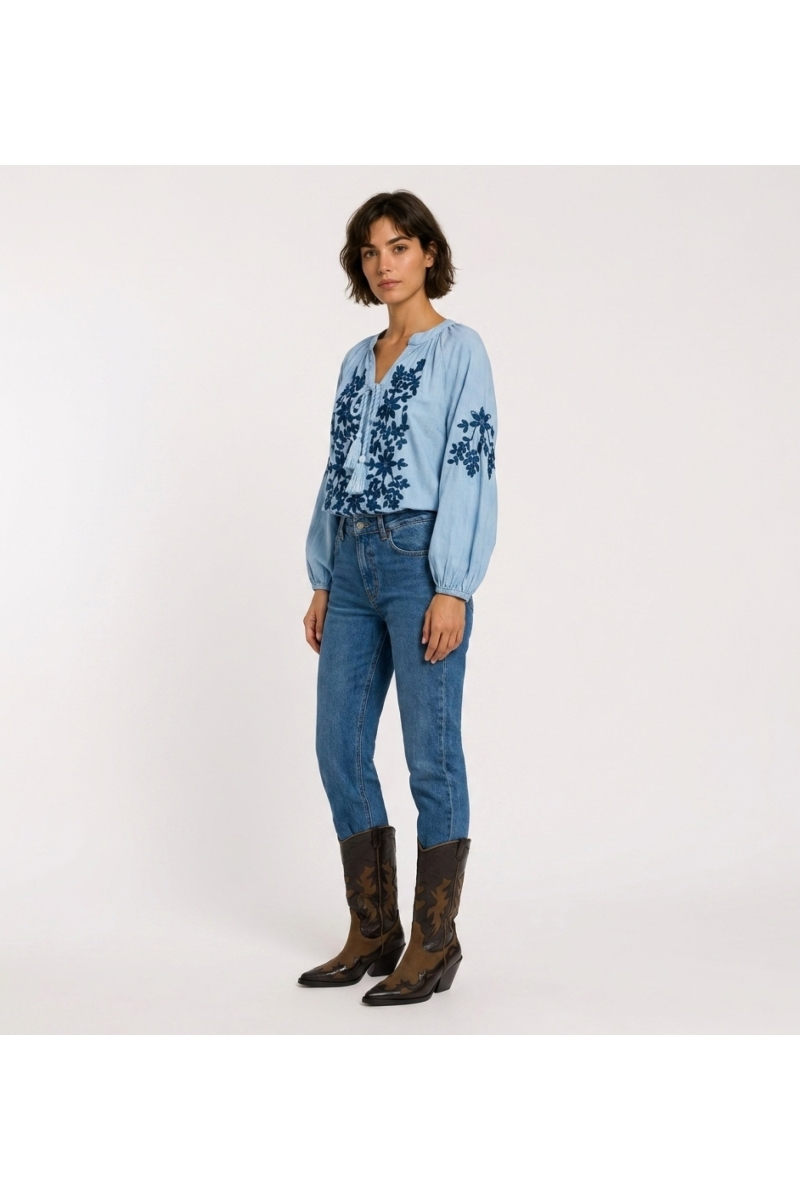 Blusa campesina negra manga larga, cuello V con lazos, bordado floral crema en tela tipo lino, vista 3/4.