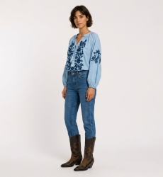 Blusa campesina negra manga larga, cuello V con lazos, bordado floral crema en tela tipo lino, vista 3/4.