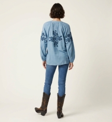 Blusa campesina negra, manga larga, efecto lino, bordado floral crema. Vista trasera de blusa con cuello V y lazo.