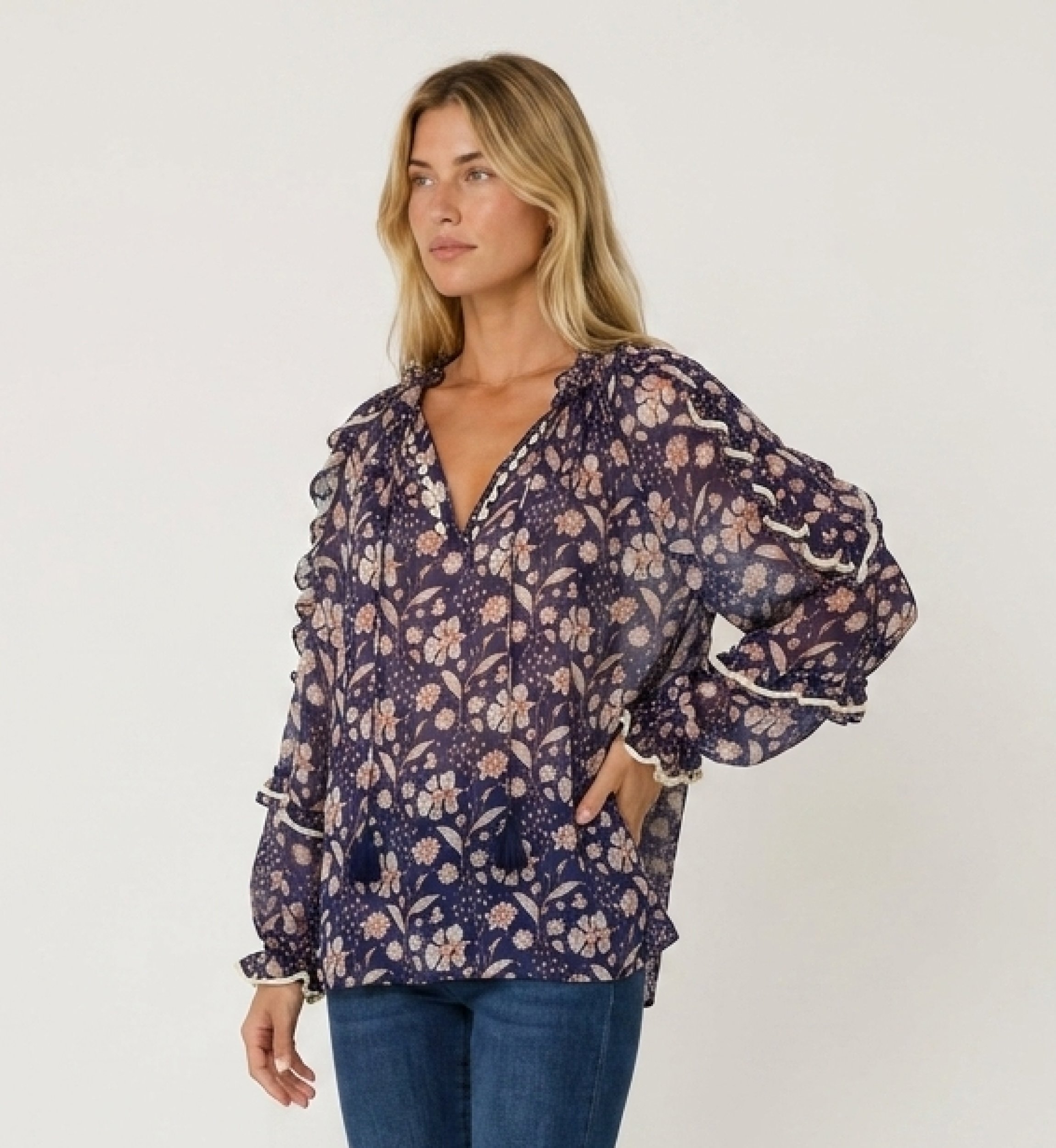 Blusa transparente azul marinho com estampa floral branca e pêssego, mangas longas com babados, decote V com laços, caimento sol