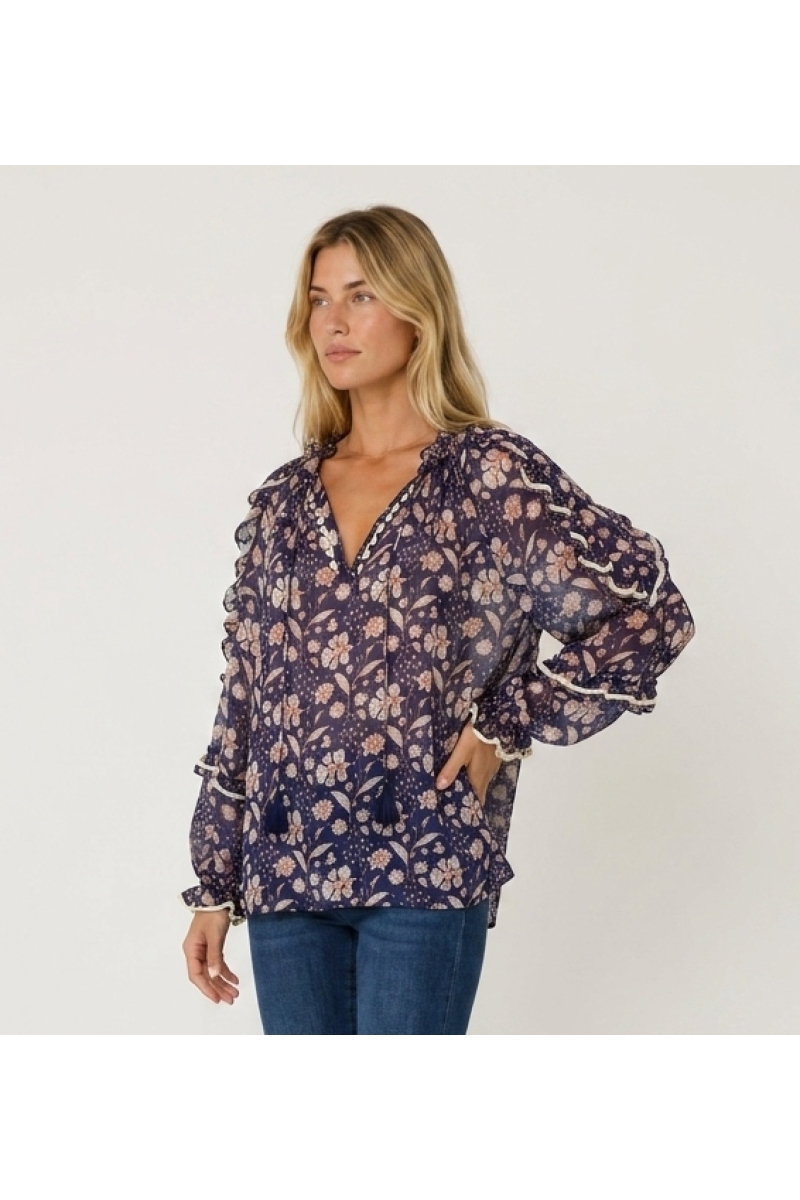 Blusa transparente azul marino con estampado floral blanco y melocotón, mangas largas con volantes, cuello V con lazos, corte ho