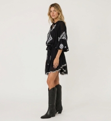 Vestido curto elegante feminino, em vista três quartos. Ideal para verão ou eventos noturnos, com corte que valoriza.