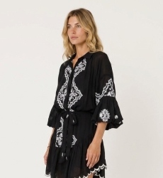Vestido curto moderno para mulher, apresentado em vista de três quartos, perfeito para diversas ocasiões especiais.