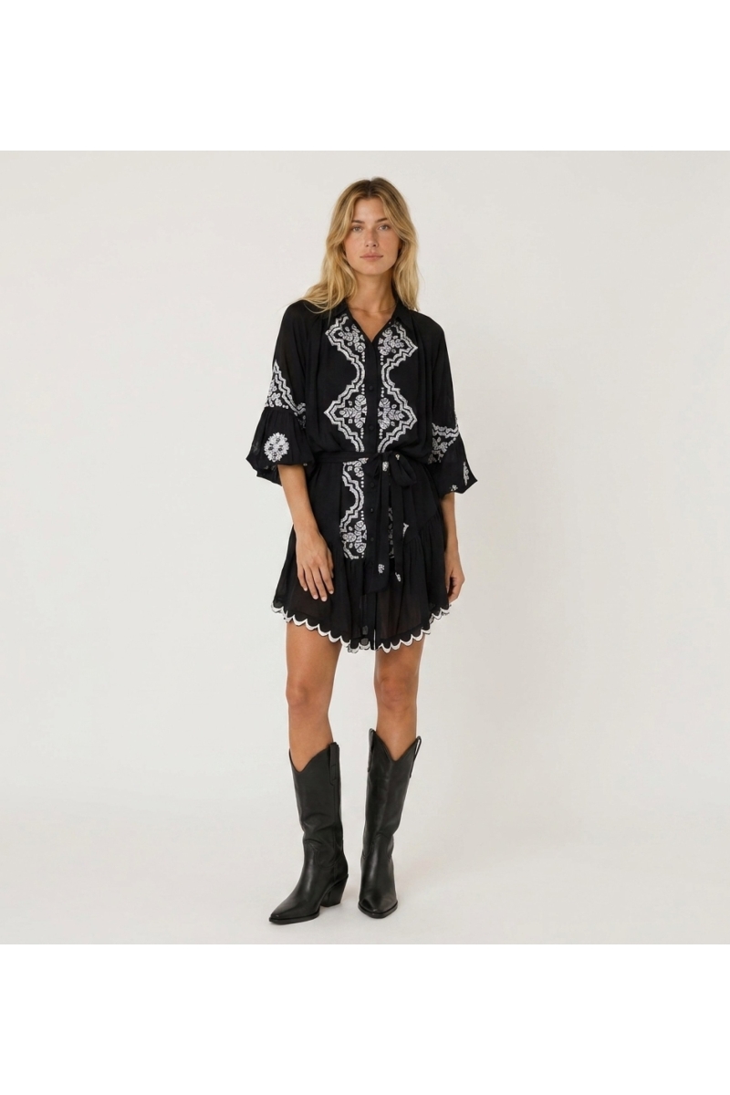 Vista frontal de um vestido curto chique e elegante, versátil, ideal para diversas ocasiões, em tecido leve.