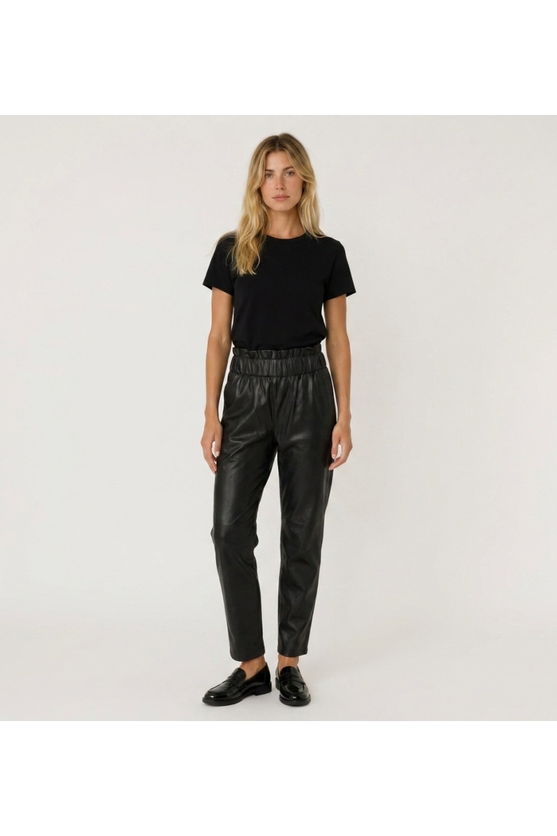 Pantalones de cuero, vista frontal. Diseño de corte ajustado, ideal para un estilo moderno y sofisticado.