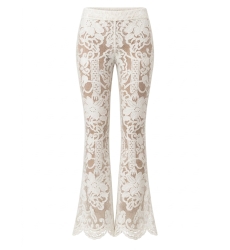 Pantalón acampanado de encaje blanco con estampado floral, forro color nude y dobladillo festoneado.