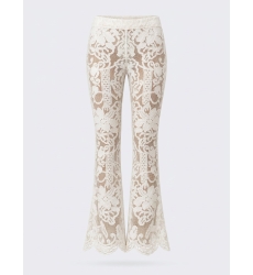Pantalones acampanados de encaje blanco con estampado floral, forro nude y dobladillo festoneado.