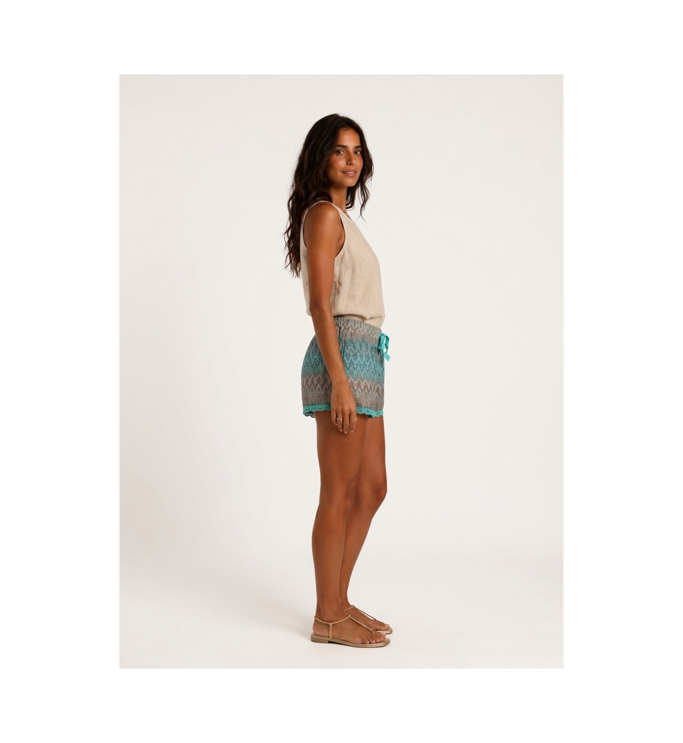 Shorts de mujer modernos, vistos en modelo de perfil izquierdo, perfectos para la moda de verano.