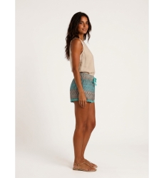 Shorts femininos elegantes, exibidos em modelo de perfil esquerdo, ideais para a moda de verão.