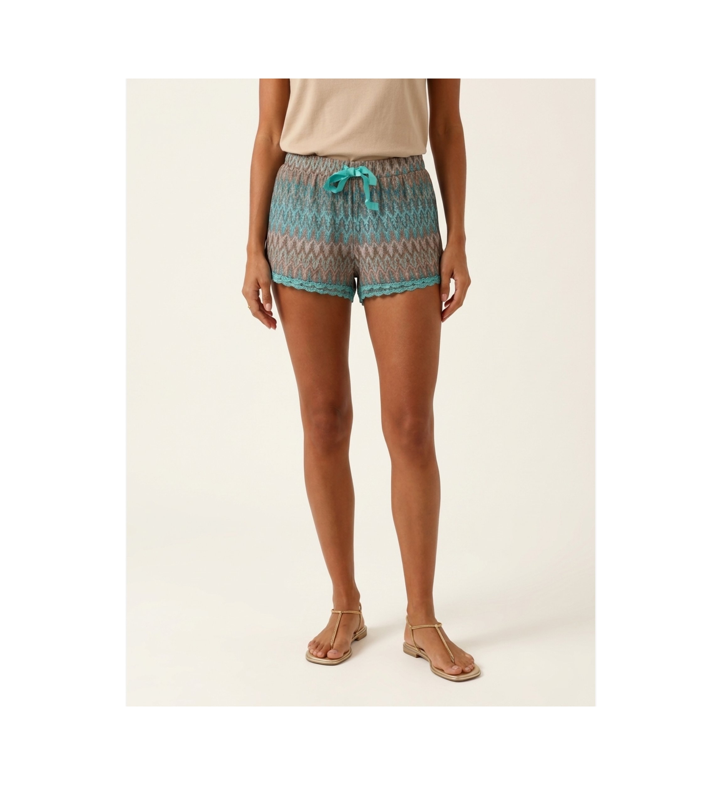 Close-up de shorts casuais femininos em modelo, destacando caimento confortável e detalhes do tecido em fundo claro.