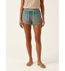 Close-up de shorts casuais femininos em modelo, destacando caimento confortável e detalhes do tecido em fundo claro.