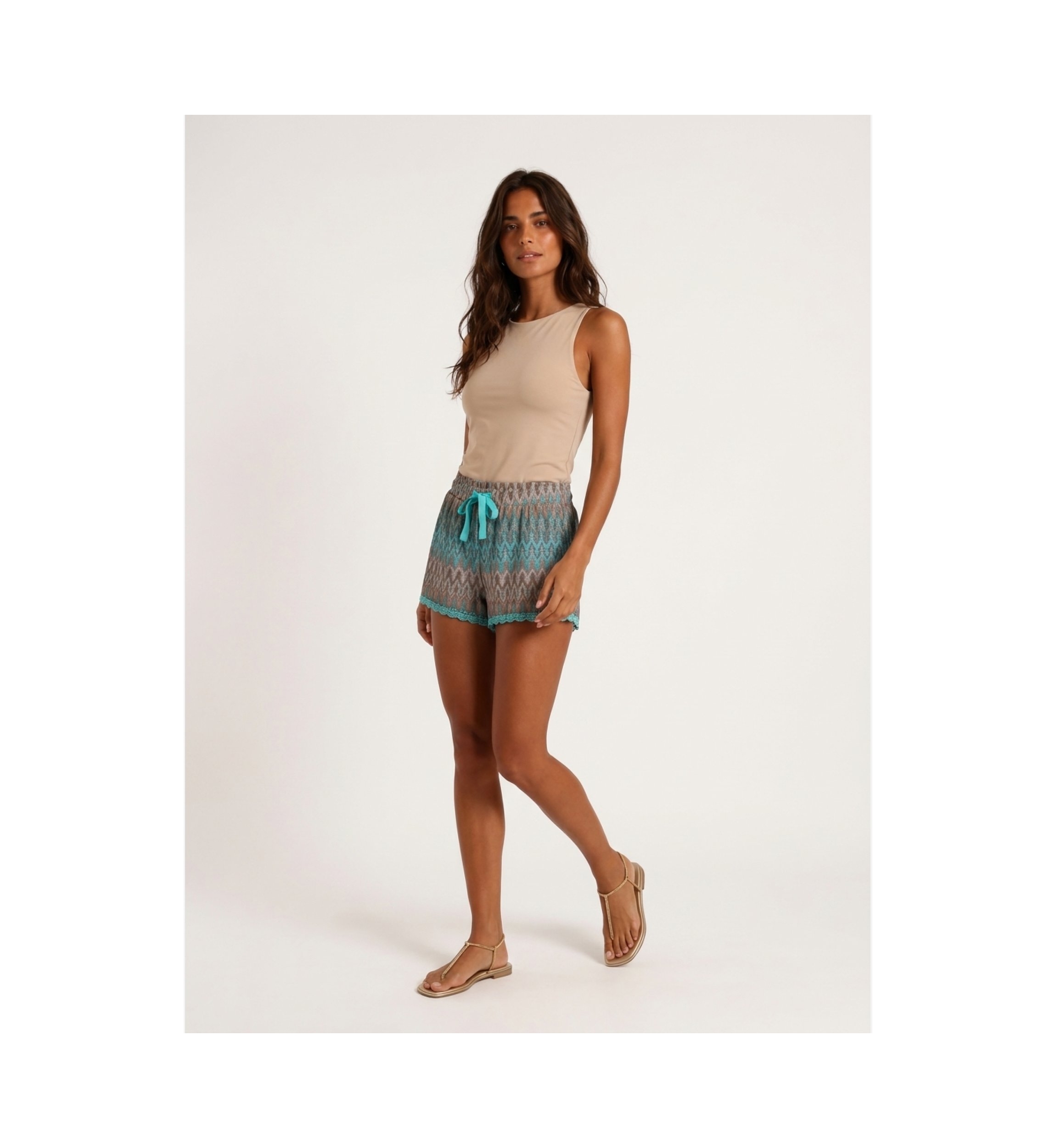 Vista frontal de um top curto feminino, ideal para looks casuais ou elegantes. Confeccionado em tecido macio e confortável.