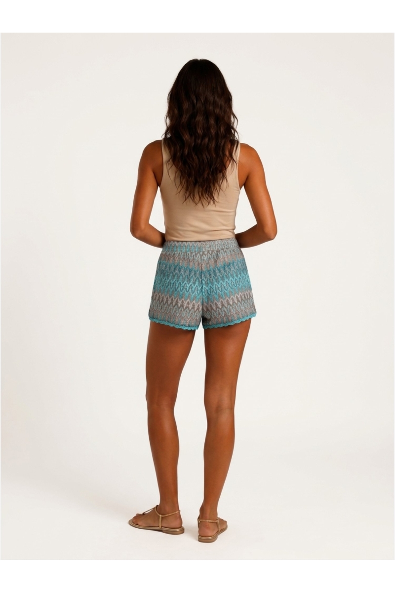 Vista traseira de shorts casuais femininos. Calções confortáveis de algodão ou ganga, ideais para o verão.