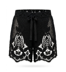 Shorts de ganchillo negros de corte holgado, con intrincados patrones florales y de hojas y cintura con cordón.