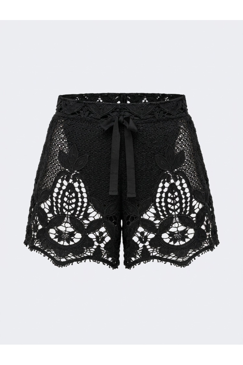 Shorts de crochê pretos com caimento solto, padrões florais e de folhas detalhados e cintura com cordão ajustável.