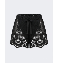 Shorts de crochet negros, corte holgado, con intrincados patrones florales y de hojas, y cintura ajustable con cordón.
