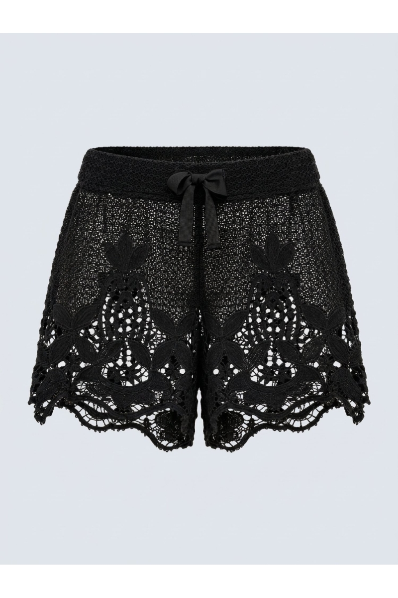 Short negro de croché de corte holgado con intrincados motivos florales y de hojas, cintura con cordón.