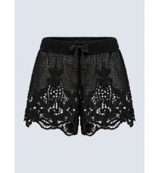 Short preto de crochê com caimento solto, padrões florais e de folhas detalhados, cintura com cordão.
