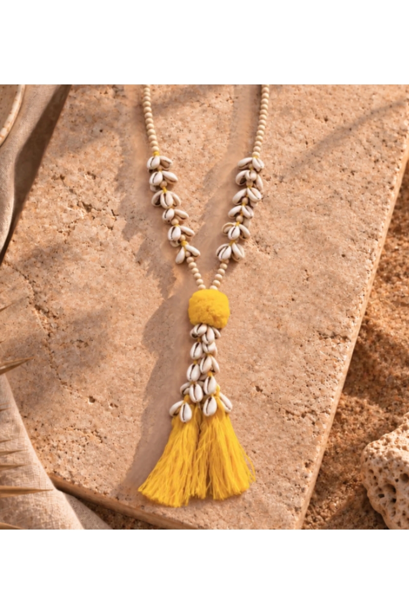 Collar de conchas Cord con pompón amarillo | Miss June Paris