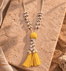 Colar de conchas Cord com pompom amarelo | Miss June Paris