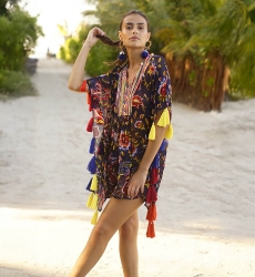 Caftan curto Coconut – Azul-marinho – Pompom multicolorido – Tecido leve – Manga curta – Boêmio – Miss June Paris – 1